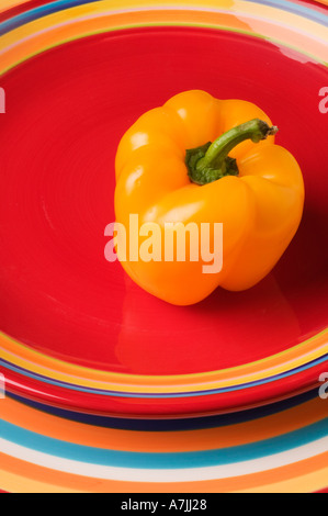 Peperone giallo sulla targhetta rossa Foto Stock