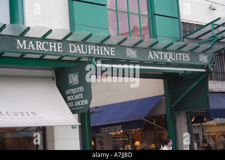 Marche Dauphine mercato delle pulci e pezzi di antiquariato in Saint Ouen distretto Parigi Francia Foto Stock