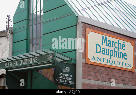 Marche Dauphine mercato delle pulci e pezzi di antiquariato in Saint Ouen distretto Parigi Francia Foto Stock