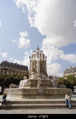 Grande fontana in Place Saint Sulpice Parigi Francia Foto Stock