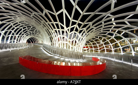 Ponte di Webb, Melbourne. Acciaio perforata ricoperta pedonale Architetto: Denton tappatrice Marshall / Robert Owen Foto Stock