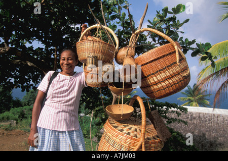 Dominica West Indies Caraibi Caraibi territorio riserva vendita donna Carib cestelli Foto Stock