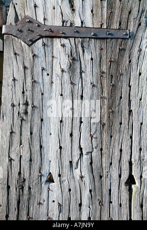 Medievale porta in legno costellato di chiodi di ferro Foto Stock