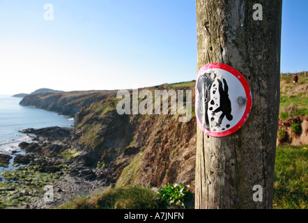 Attenzione ripide scogliere segno di avvertimento sul Nord Pembrokeshire sentiero costiero national trail Foto Stock