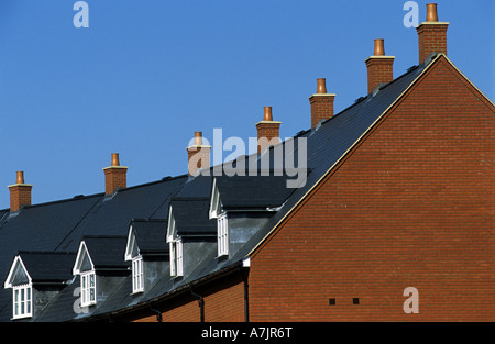 Case a schiera, costruita nel 2006, su un campo di colore marrone sito in Melton vicino a Woodbridge, Suffolk, Regno Unito. Foto Stock