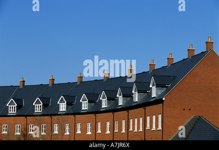 Case a schiera, costruita nel 2006, su un campo di colore marrone sito in Melton vicino a Woodbridge, Suffolk, Regno Unito. Foto Stock