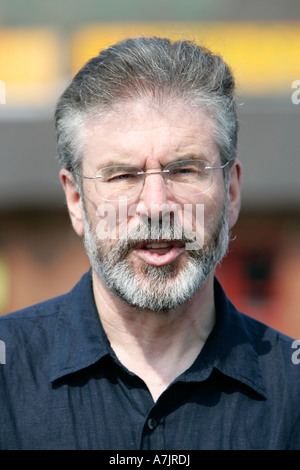 Testa e spalle di Gerry Adams parlando a una strada conferenza stampa nella parte occidentale di Belfast Foto Stock