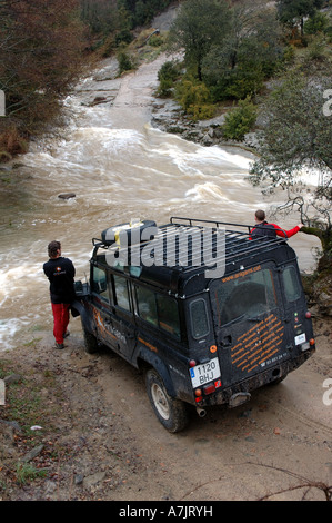 Land Rover a gonfie fiume di montagna attraversano in Catalogna, Spagna Foto Stock