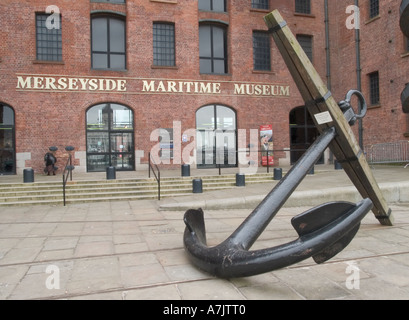 KEDGE ANCHOR, MERSEYSIDE MARITIME MUSEUM, ALBERT DOCK, LIVERPOOL, MERSEYSIDE, INGHILTERRA, REGNO UNITO Foto Stock