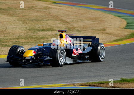 Christian Klien gare la sua Red Bull monoposto di Formula Uno attorno alla via al Ricardo Tormo racetrack vicino a Valencia Febbraio 2006 Foto Stock