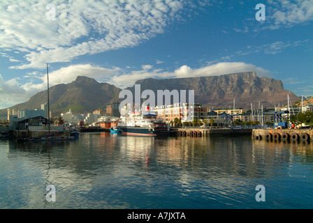 La mattina presto il sole a V e A Waterfront con camicia lo spirito delle Ebridi Cape Grace Hotel e Table Mountain Foto Stock