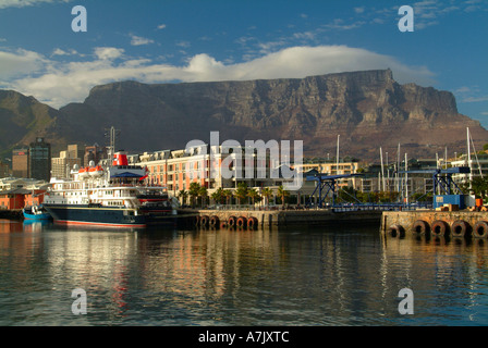 La mattina presto il sole a V e A Waterfront con camicia lo spirito delle Ebridi Cape Grace Hotel e la tabella Montain Foto Stock