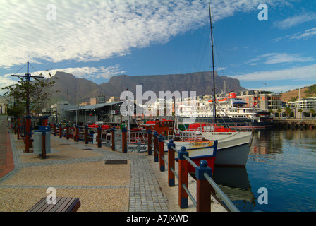 La mattina presto il sole al V & A Waterfront con camicia lo spirito delle Ebridi Cape Grace Hotel e la tabella Montain Città del Capo Sud Africa Foto Stock