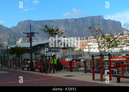 La mattina presto il sole a V e A Waterfront con camicia lo spirito delle Ebridi Cape Grace Hotel e la tabella Montain Cape Town Foto Stock