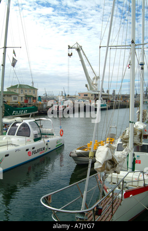 Rimorchiatori Catermeran gigantesca gru galleggiante nel bacino di Victoria V e A Waterfront, Città del Capo Foto Stock