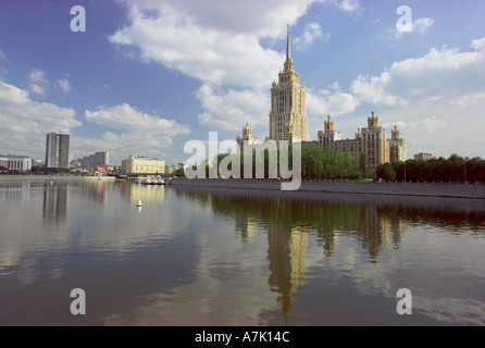 L'Ucraina Hotel uno di Stalin s sette sorelle di Architettura di Mosca si riflette nel fiume Moskva Foto Stock