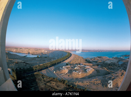 Aswan Alta Diga con il fiume Nilo sulla sinistra e lago Nasser sulla destra Aswan Egitto nord Africa Foto Stock