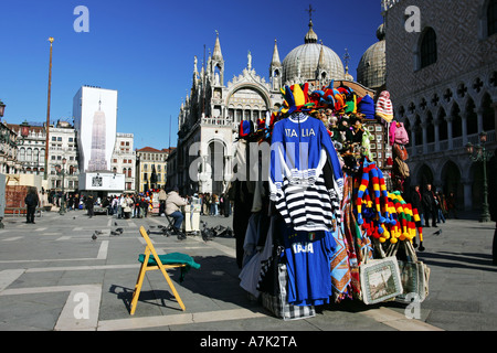 Luminosa colorata squadra nazionale italiana replica vestiti per la vendita ai turisti come souvenir in Piazza San Marco Venezia Italia Europa Foto Stock