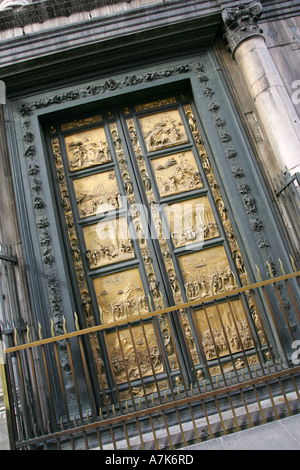 Ornato famosa Porta della porta del Paradiso bassorilievi su questo bronzo guilded parte della porta di Firenze Duomo Italia EU Foto Stock