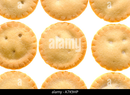 Piatto di torte di mince appena sfornate in file ordinate su sfondo bianco Foto Stock