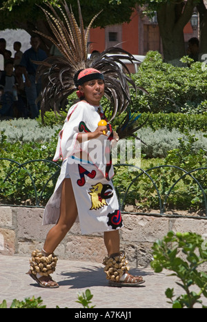 Una giovane donna vestita come una Mayan durante la processione della Vergine di La Paz in San Miguel De Allende MESSICO Foto Stock