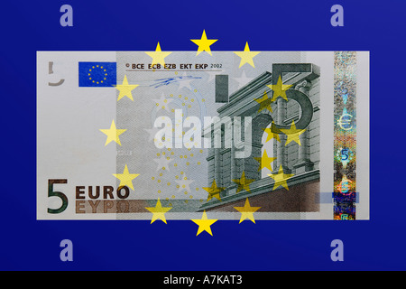 5 Euro contro un Euro bandiera dello sfondo. Foto Stock