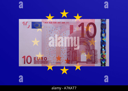 10 Euro contro un Euro bandiera dello sfondo. Foto Stock