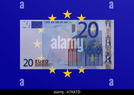 20 Euro contro un Euro bandiera dello sfondo. Foto Stock