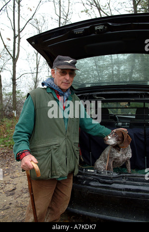 Tartufo bianco e di scavo il suo cane pronto per andare in Piemonte Italia Foto Stock