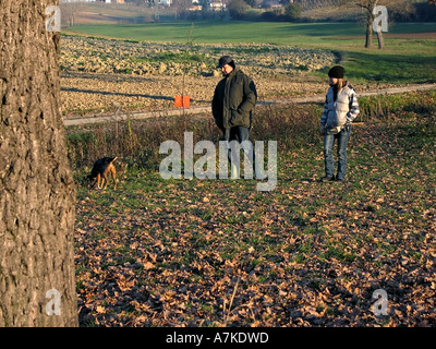 Padre e figlia alla ricerca di tartufi bianchi in Piemonte Italia Foto Stock