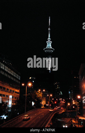 La Sky Tower di notte a nord di Auckland Nuova Zelanda Foto Stock
