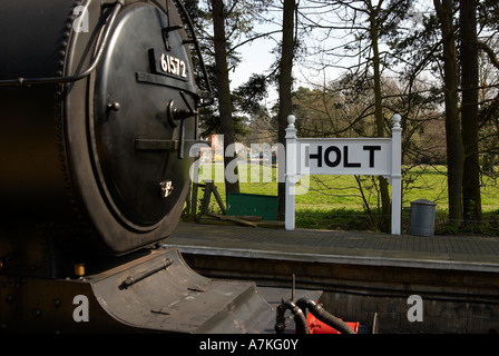 Parte anteriore del B12 classe locomotiva alla stazione di Holt con segno della stazione in background, Nord Stazione di Norfolk, Inghilterra. Foto Stock