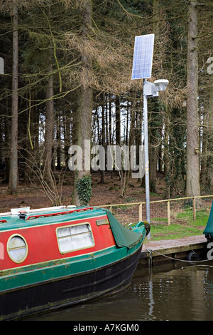 Luci di sicurezza con pannello solare potenza a verso Goytre Wharf ormeggi in Brecon e Monmouthshire canal Wales UK Foto Stock