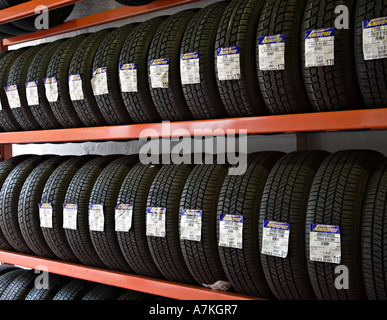 Nuova vettura pneumatici su scaffalature nel raccordo garage Wales UK Foto Stock