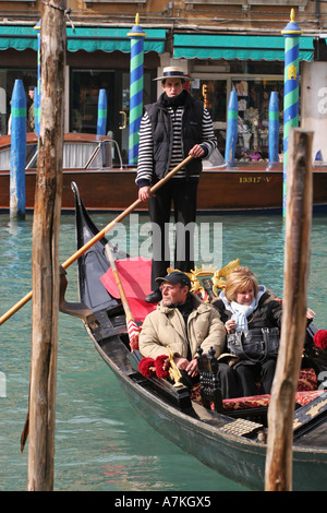 Turista giovane sono punted sul tipico veneziano costosi gondolar gita in barca sul Canal Grande Venezia Italia Europa UE Foto Stock