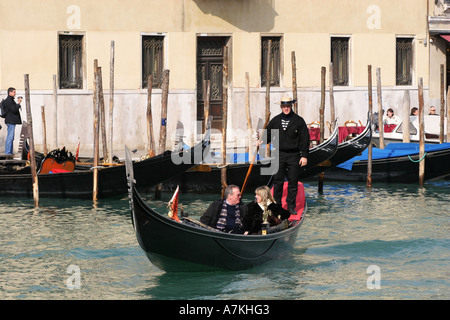 Turista giovane prendere costosi gondola gita in barca giro sul Canal Grande nel centro di Venezia Italia vacanza europea UE di destinazione Foto Stock