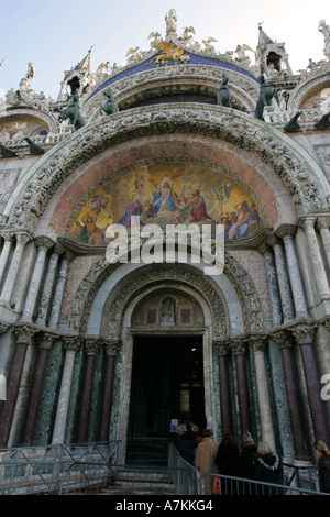 Coda di turisti sotto il famoso affresco quadri all'ingresso principale di San Marco la Basilica cattedrale di Venezia Italia Europa UE Foto Stock