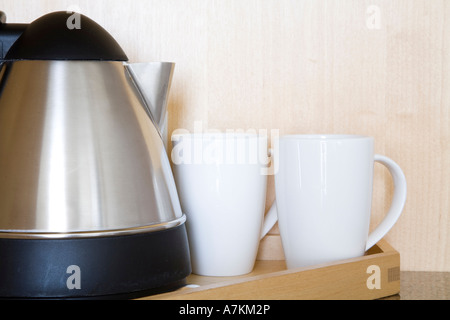 Il bollitore e tazze su un vassoio di legno in una camera di hotel Foto Stock