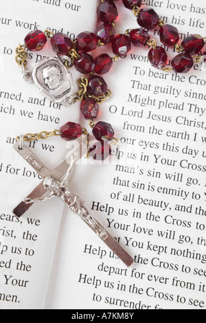 I grani del rosario su un libro dei Salmi Foto Stock