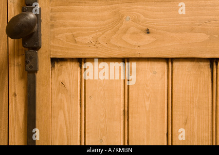 Dettaglio dei pannelli di legno dei mobili con maniglia di ferro Foto Stock