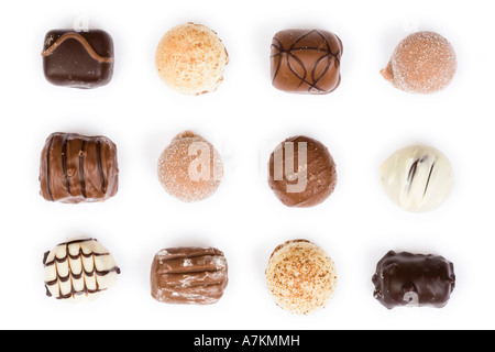 Singoli cioccolatini in un disegno uniforme isolato su bianco Foto Stock