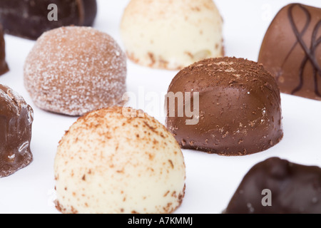 Selezione di cioccolato su bianco Foto Stock
