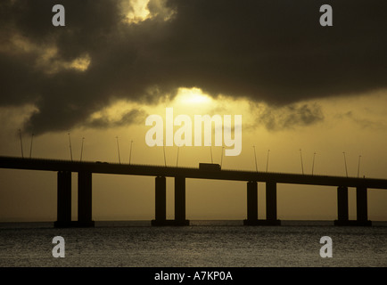 Carrello sul ponte Vasco da Gama all'alba Foto Stock