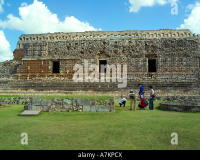 Un tour guida per spiegare le iscrizioni presso il palazzo di maschere Foto Stock