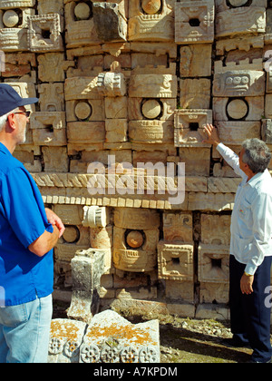 Un tour guida per spiegare il palazzo di maschere per i suoi clienti Foto Stock