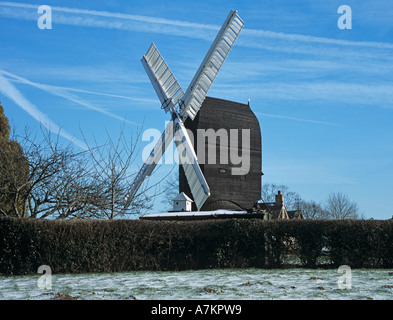 OUTWOOD Surrey in Inghilterra UK Gennaio Outwood Post mulino costruito nel 1665 su un giorno nevoso è il più antico mulino a vento in Inghilterra Foto Stock