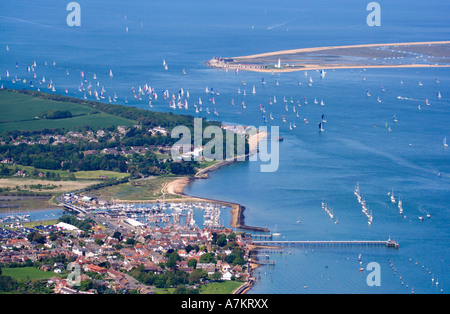 Vista aerea del Solent tra Yarmouth Harbour e Hurst punto. Yachts competere nel giro dell'isola gara 2006. Regno Unito. Foto Stock