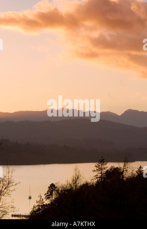 Tramonto sul lago di Windermere nel distretto del lago di Cumbria. Foto Stock