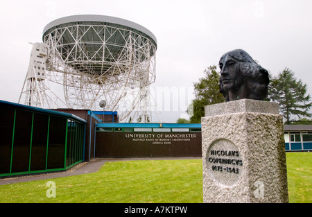 La principale radio telescopio al Jodrell Bank vicino Goostrey nel Cheshire con un busto di Nicolò Copernico in primo piano Foto Stock