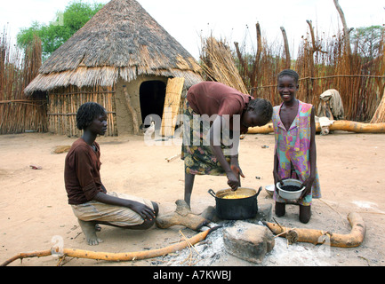 Etiopia - Casa della tribù Nuer - Ociomi Village Foto Stock